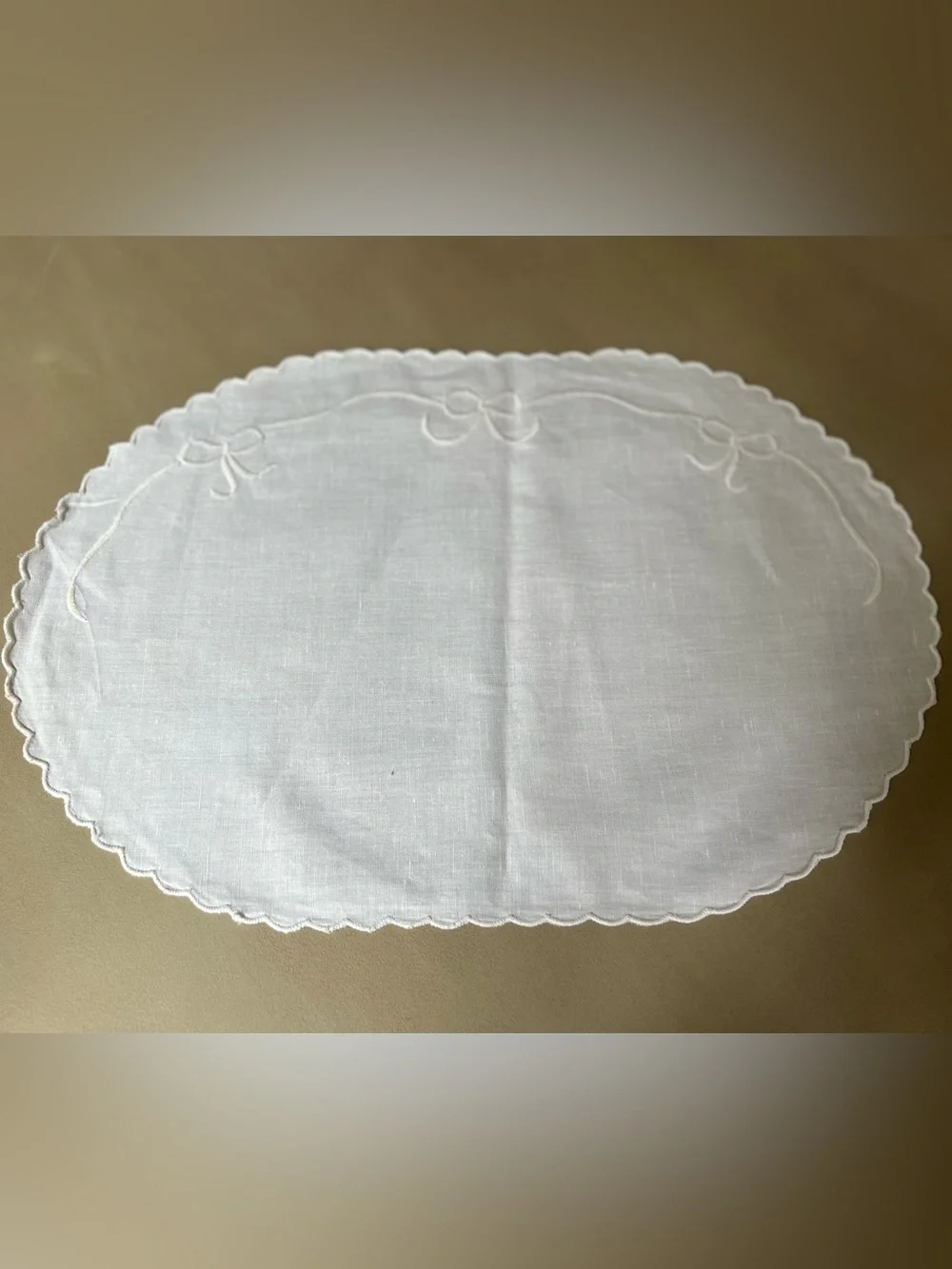 Set of 8 Vintage White Linen Oval Placemats Embroidered Bows & Scalloped Edges